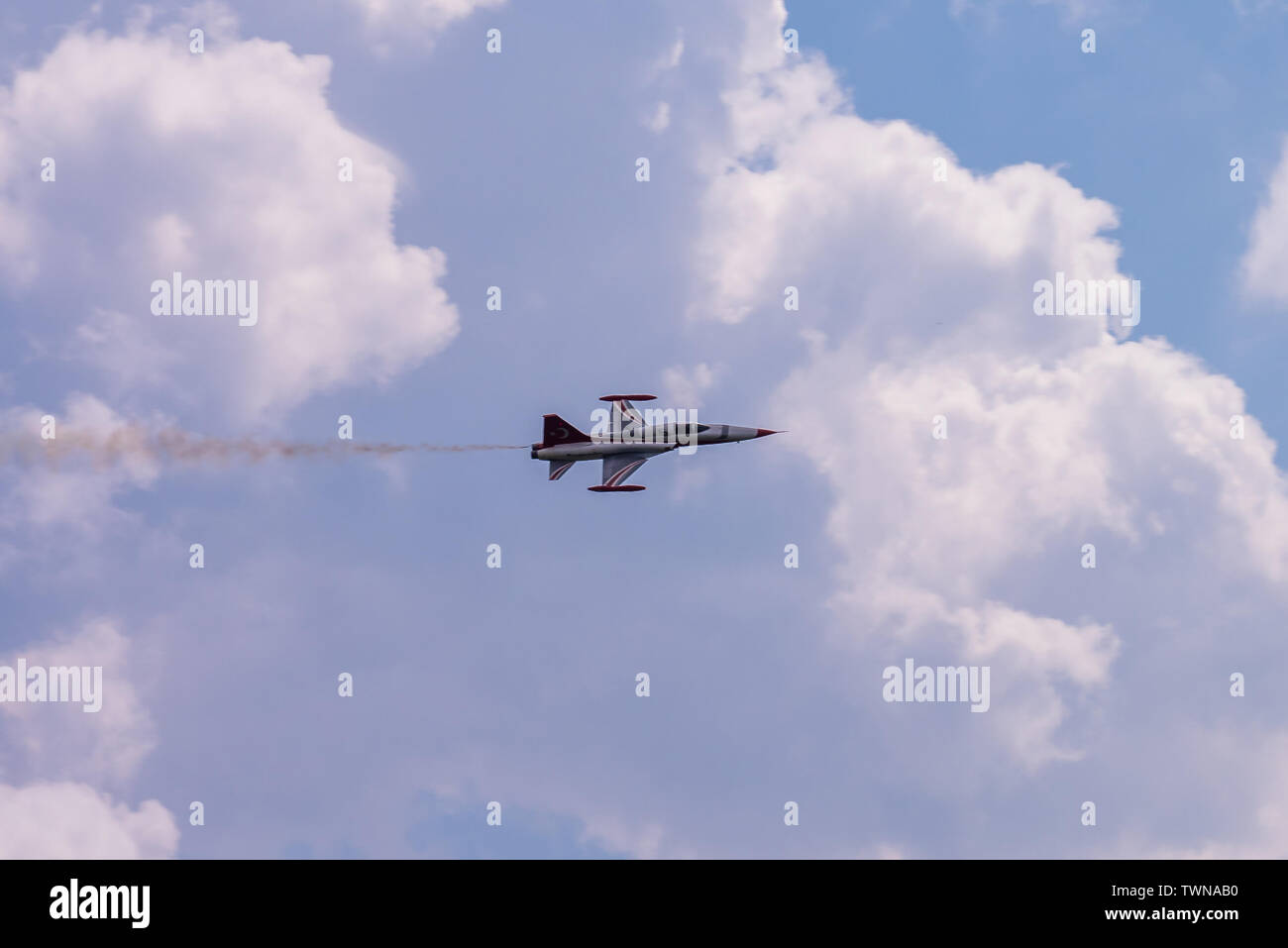 Il semble que cet avion a remporté la course avec les autres. Il apparaît dans le bon sens du terme. Le pilote est un l'un, qui le gère avec talen Banque D'Images