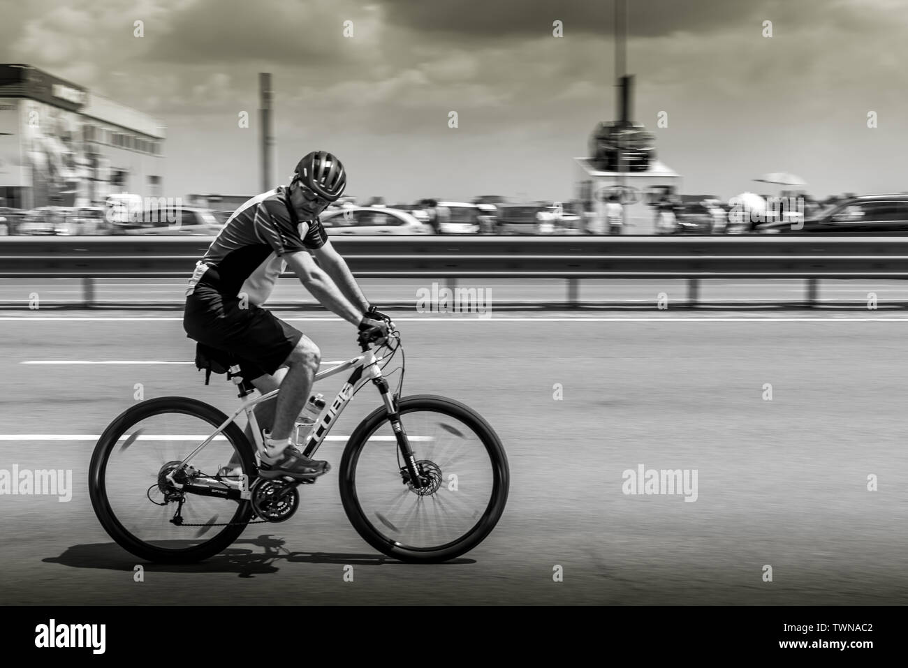 J'ai surpris ce Bicycle Rider, préférant la santé de moyens de transport pour se rendre d'un endroit à l'autre. Ainsi, dans sa hâte, il a plus de temps pour voir Banque D'Images