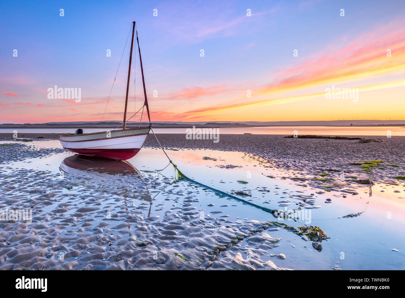 Appledore, North Devon, Angleterre. Samedi 22 juin 2019. Météo britannique. Après une nuit glaciale dans le Nord du Devon, dawn voit un petit lever du soleil sur les bateaux amarrés sur l'estuaire de la rivière Torridge à Hartland. Credit : Terry Mathews/Alamy Live News Banque D'Images