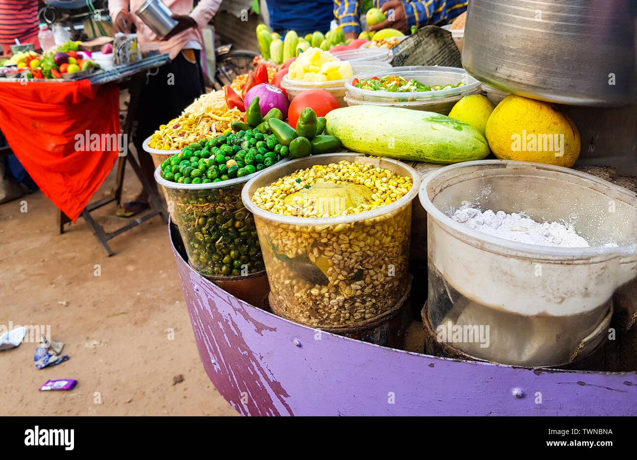 La photo en gros plan de jhal muri, un blocage de l'alimentation de rue du Bengale, riz soufflé garni de tomates et de citron concombre piment Banque D'Images