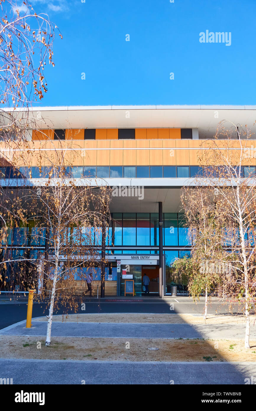 Entrée principale de l'hôpital de Tamworth , Hunter District, NSW Australie sur un matin d'hiver ensoleillé. Banque D'Images