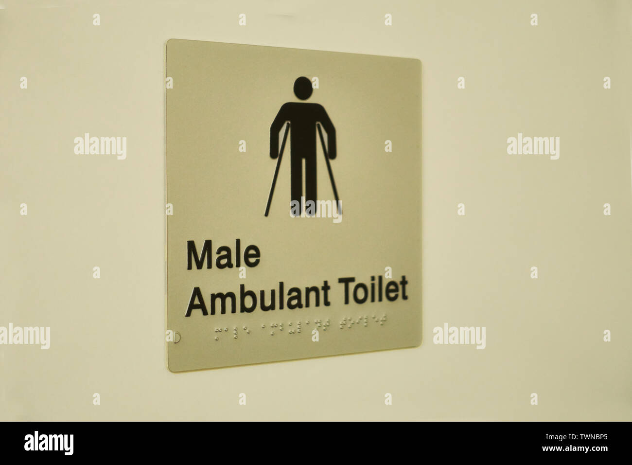 Signer sur une porte des toilettes. 'Masculin' Toilettes ambulatoire avec caractères Braille. Banque D'Images