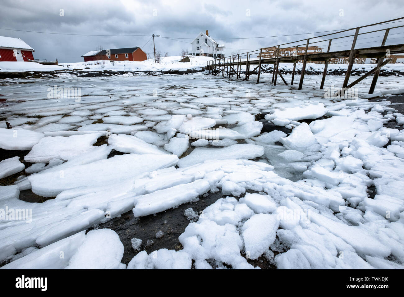 Le changement de la surface de la mer de glace avec fissurée et flottant sur le littoral à la Scandinavie Banque D'Images