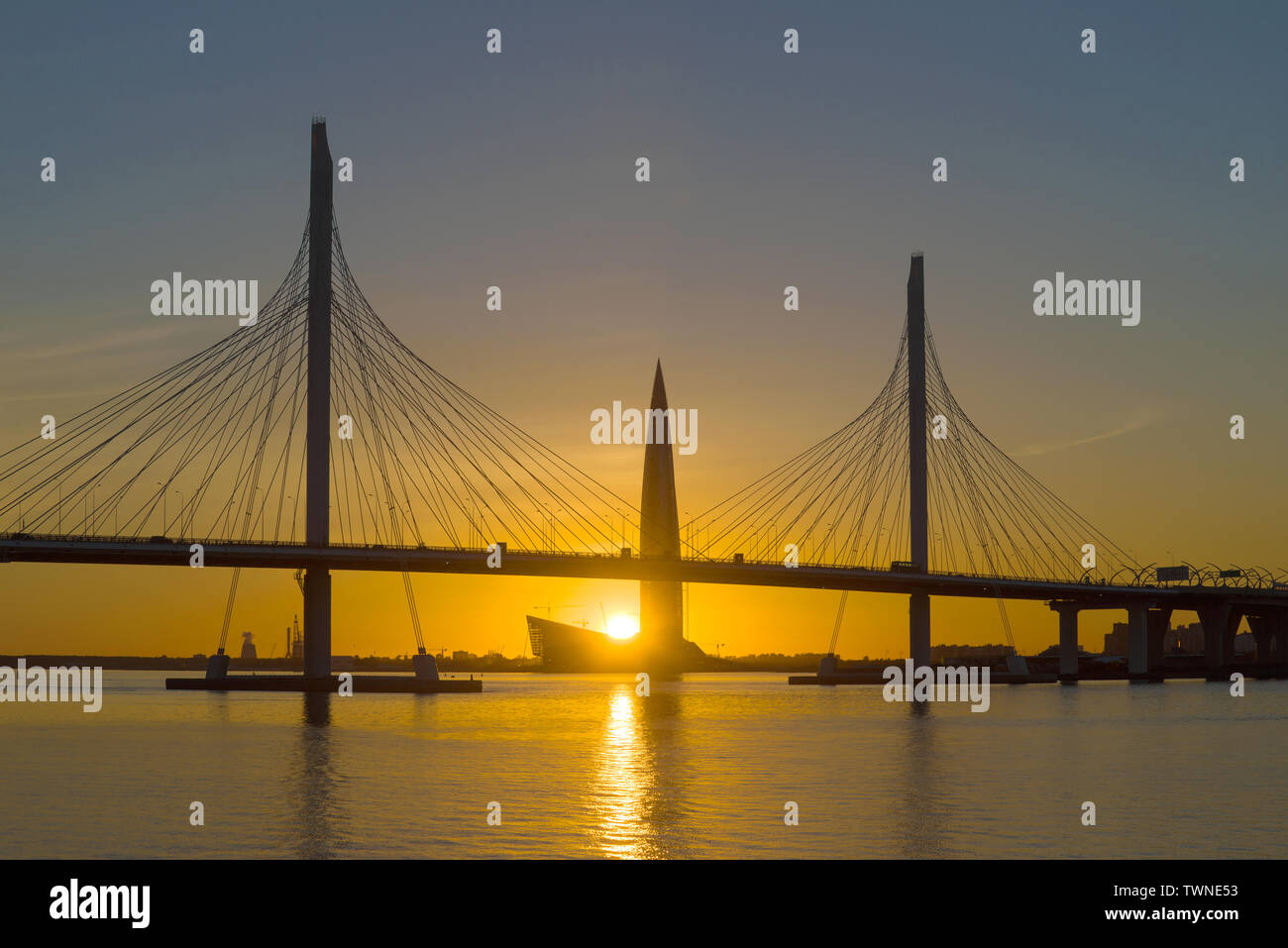 SAINT-Pétersbourg, Russie - le 28 mai 2018 : Silhouettes de pont à haubans de l'ouest de diamètre et haute vitesse élevé 'Lakhta Centre' Banque D'Images