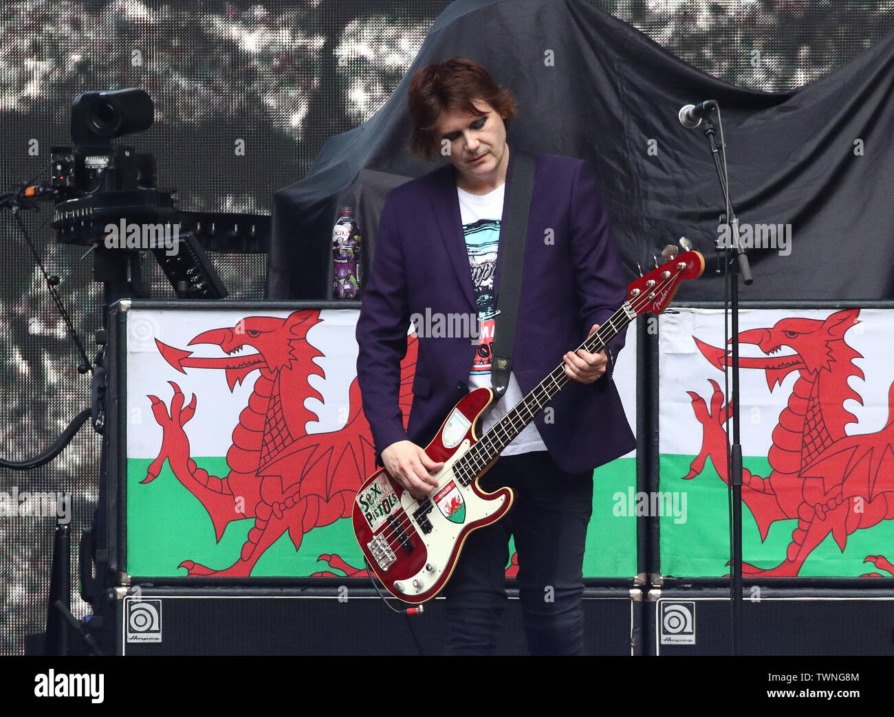 Londres, Royaume-Uni. 21 Juin, 2019. Fil de guitariste Nicky Manic Street Preachers joue sur la scène, le soutien de Bon Jovi au cours de leur "La Chambre n'est pas à vendre' tour au stade de Wembley. Credit : SOPA/Alamy Images Limited Live News Banque D'Images