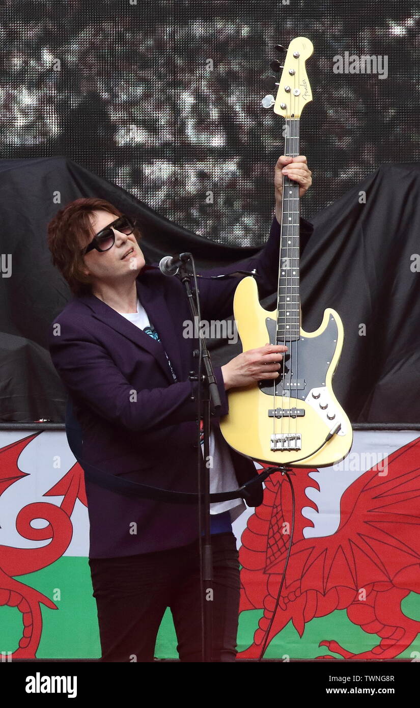 Londres, Royaume-Uni. 21 Juin, 2019. Fil de guitariste Nicky Manic Street Preachers joue sur la scène, le soutien de Bon Jovi au cours de leur "La Chambre n'est pas à vendre' tour au stade de Wembley. Credit : SOPA/Alamy Images Limited Live News Banque D'Images