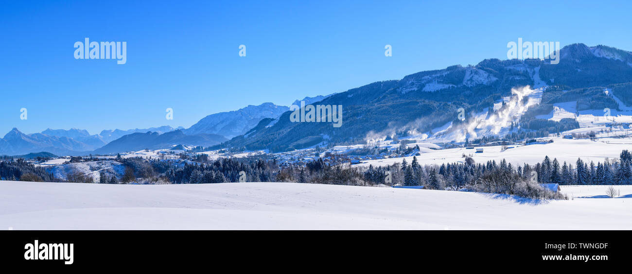 La production de neige artificielle en ski alpin dans l'Bavière Allgäu Banque D'Images