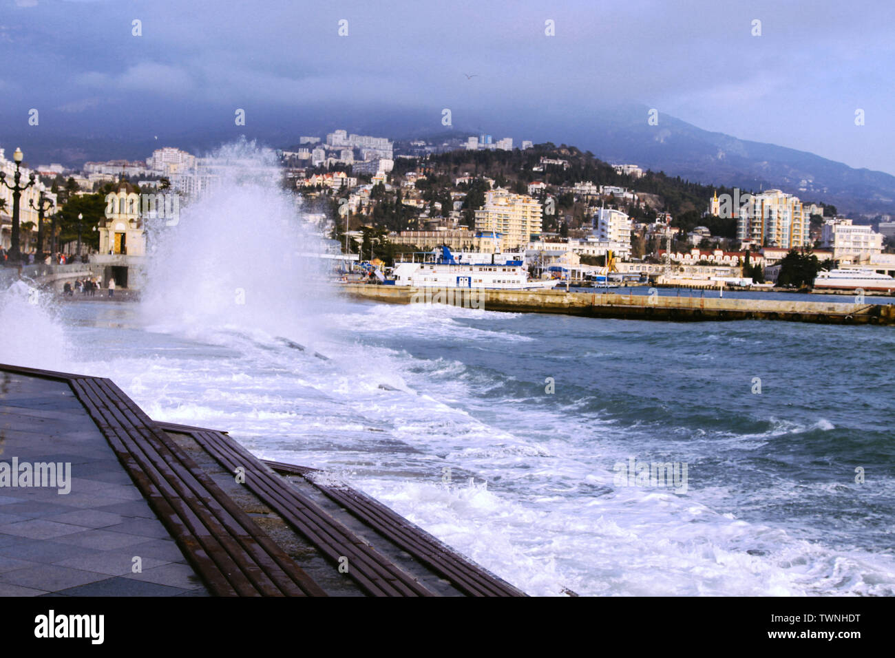 Forte tempête sur le remblai de Yalta. La Crimée. La Russie Banque D'Images