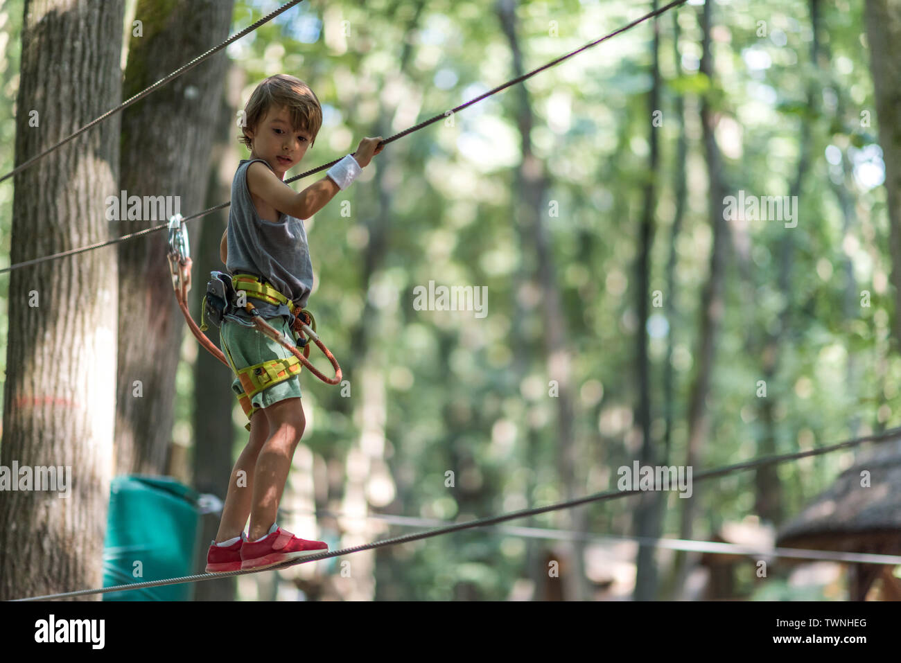 Curieux et attentif à ce qu'il a à faire, le petit garçon sur la photo a une pièce, l'adrénaline et de plaisir. Il est très concentré sur ce qui se passe autour de Banque D'Images