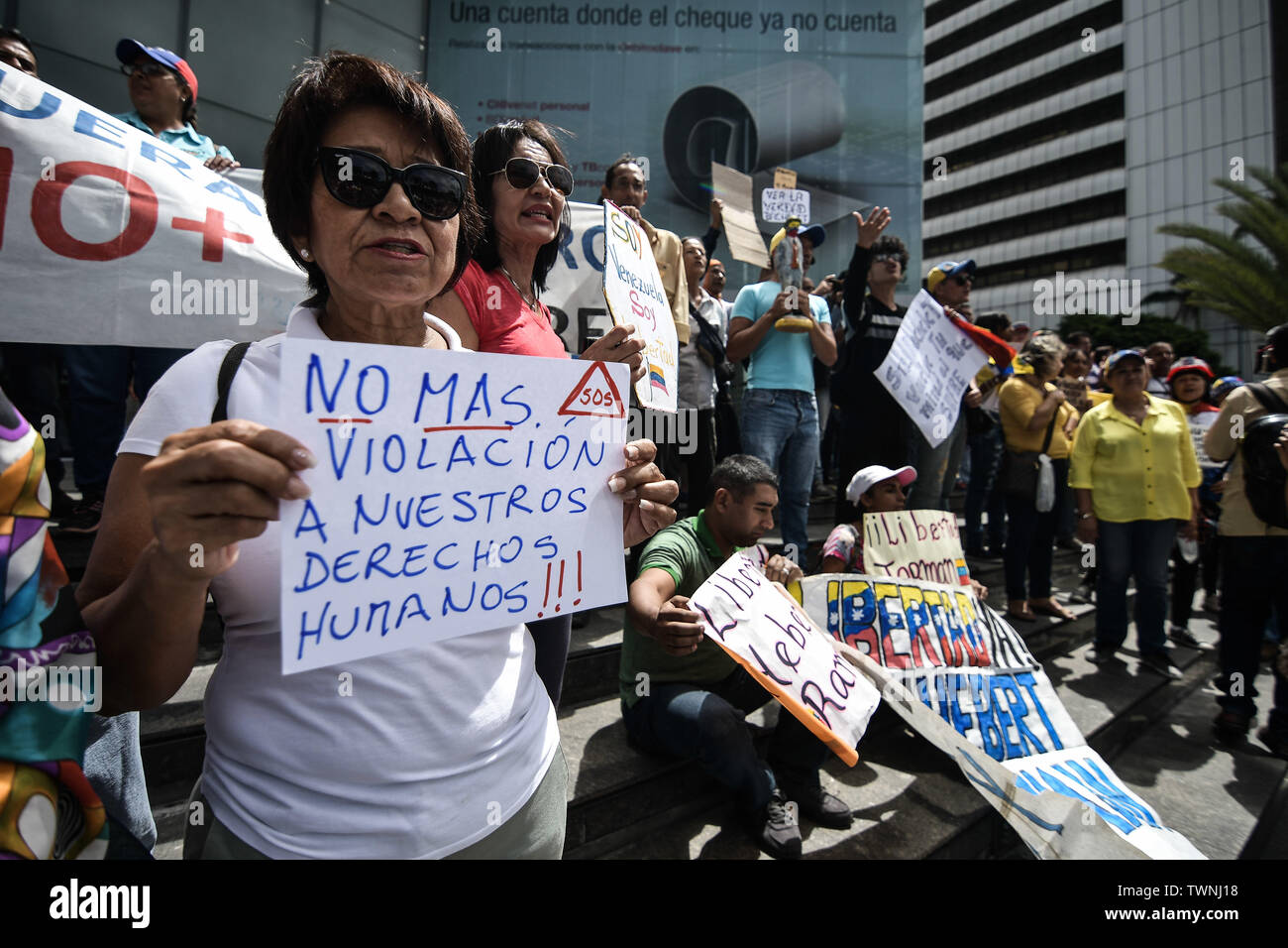 Caracas, Venezuela. 21 Juin, 2019. Titulaire d'un démonstrateur des pancartes pendant la manifestation.personnes ont protesté devant le siège du Programme des Nations Unies pour le développement au cours de la visite du Haut Commissaire des Nations Unies pour les droits de l'homme, Michelle Bachelet. Credit : SOPA/Alamy Images Limited Live News Banque D'Images