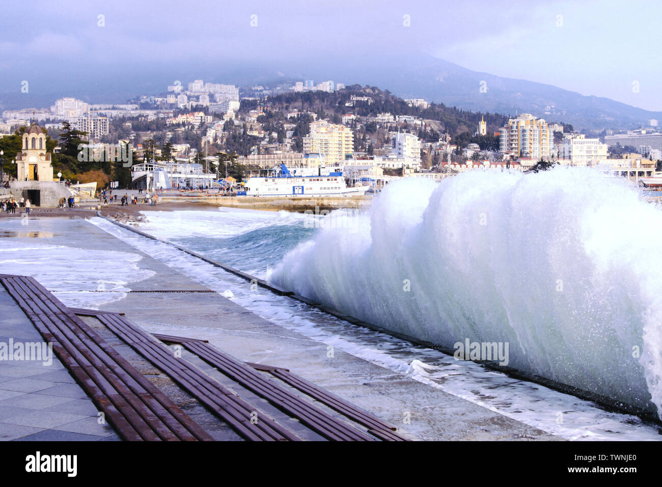 Hautes vagues sur le remblai de Yalta. La Crimée. La Russie Banque D'Images