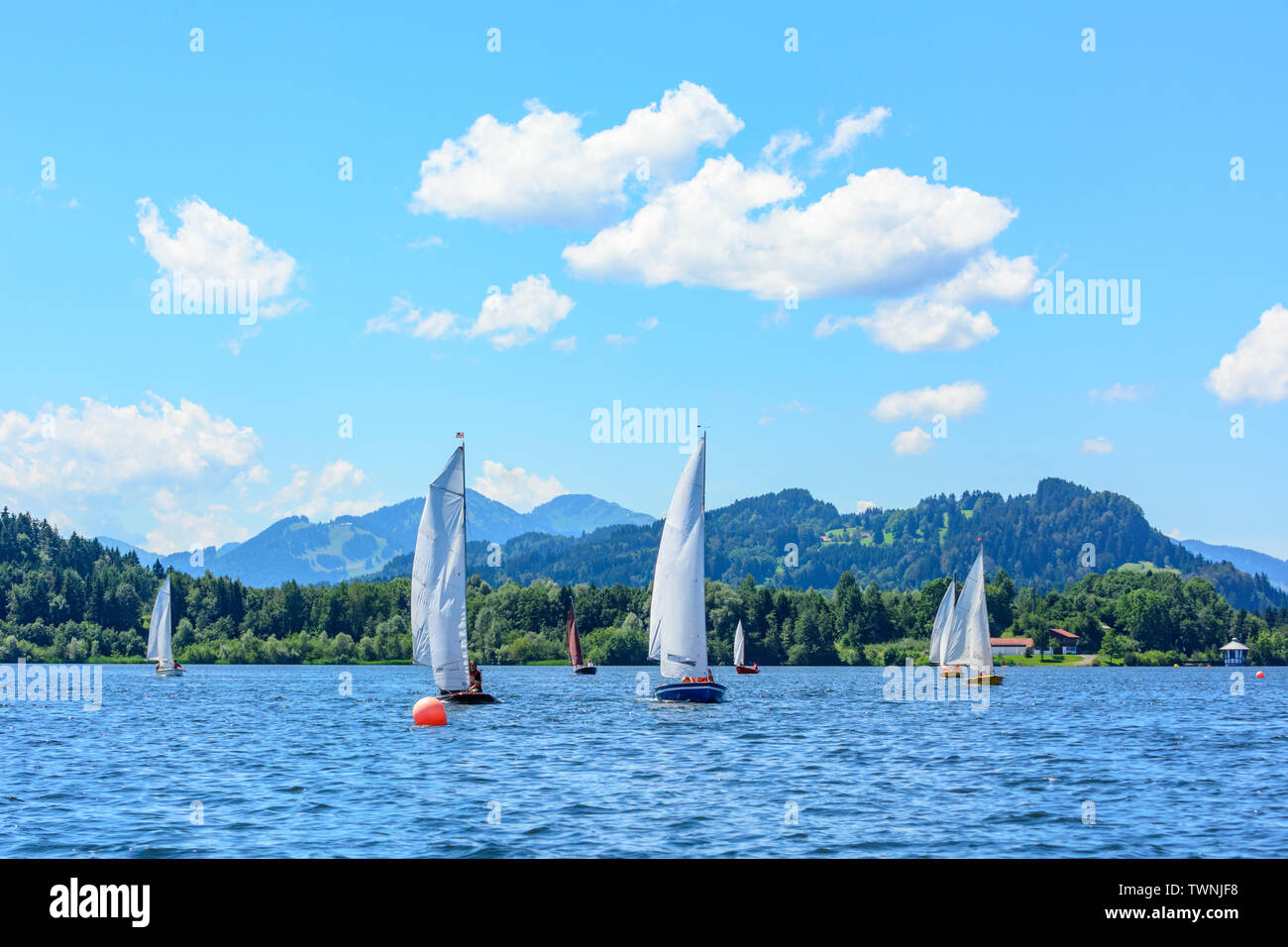 Régate de voile sur un petit lac intérieur dans la région Allgäu Banque D'Images