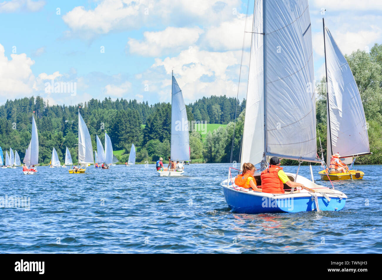 Régate de voile sur un petit lac intérieur dans la région Allgäu Banque D'Images