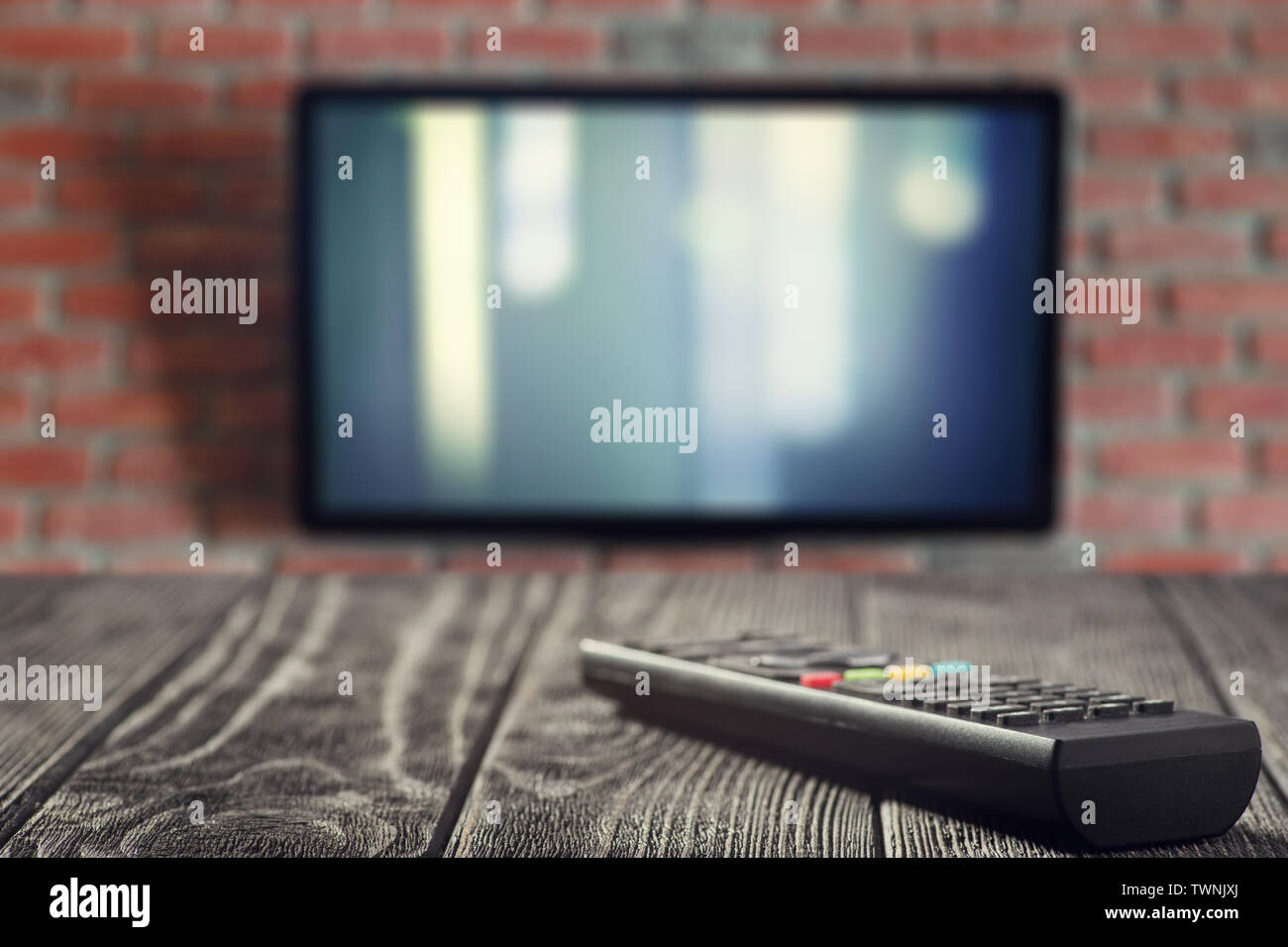 Télécommande et plat sur la table close-up Banque D'Images