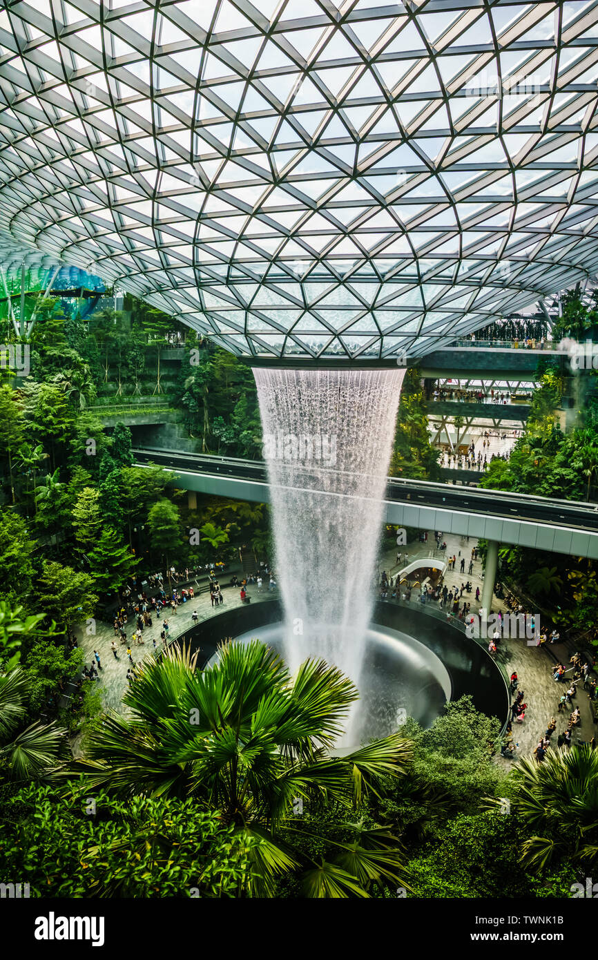 Singapour - Jun 11, 2019 : Pluie HSBC Vortex. L'aéroport de Changi est un joyau à usage mixte à l'aéroport de Changi à Singapour, a ouvert ses portes en avril 2019. Banque D'Images