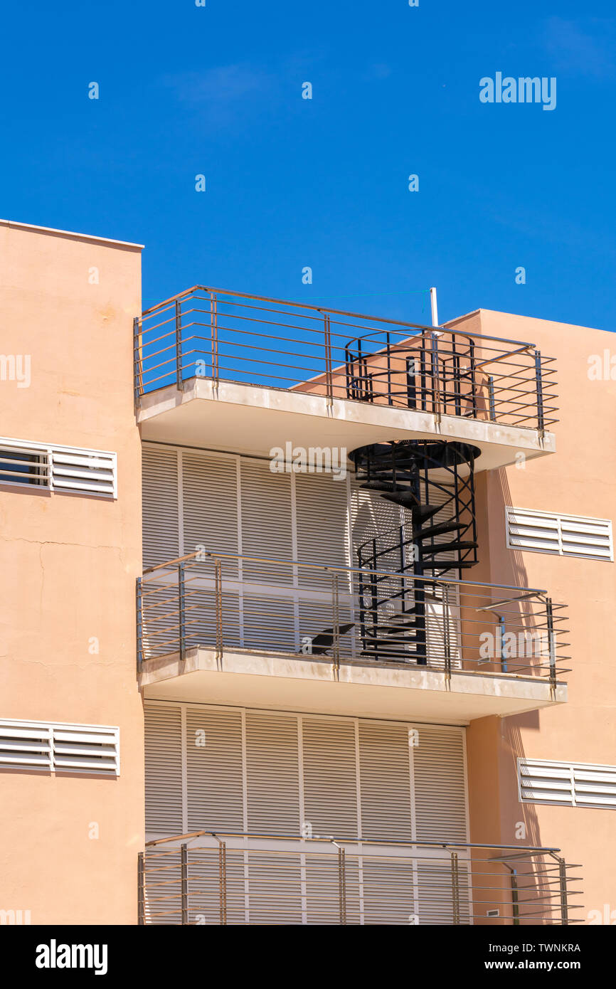 Villa d'été avec des escaliers sur le balcon. Un bâtiment de style typiquement espagnol sur la rue de Port de Pollensa, Mallorca island ville, Espagne Banque D'Images