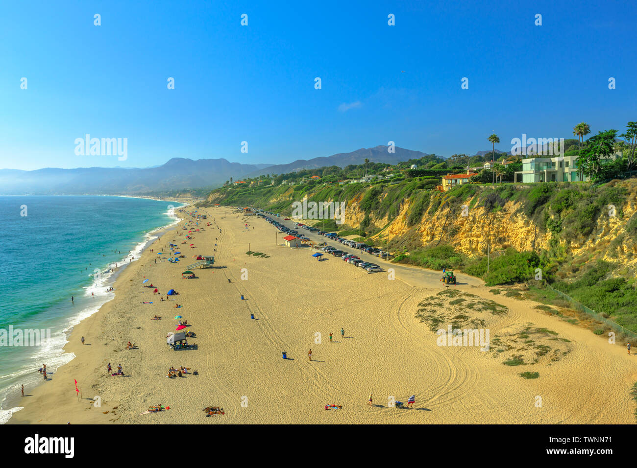 Vue aérienne de la côte du Pacifique au point Dume Beach à partir de Point Dume promontoire sur Malibu, l'océan Pacifique en CA, United States. La côte ouest de la Californie. Blue Banque D'Images