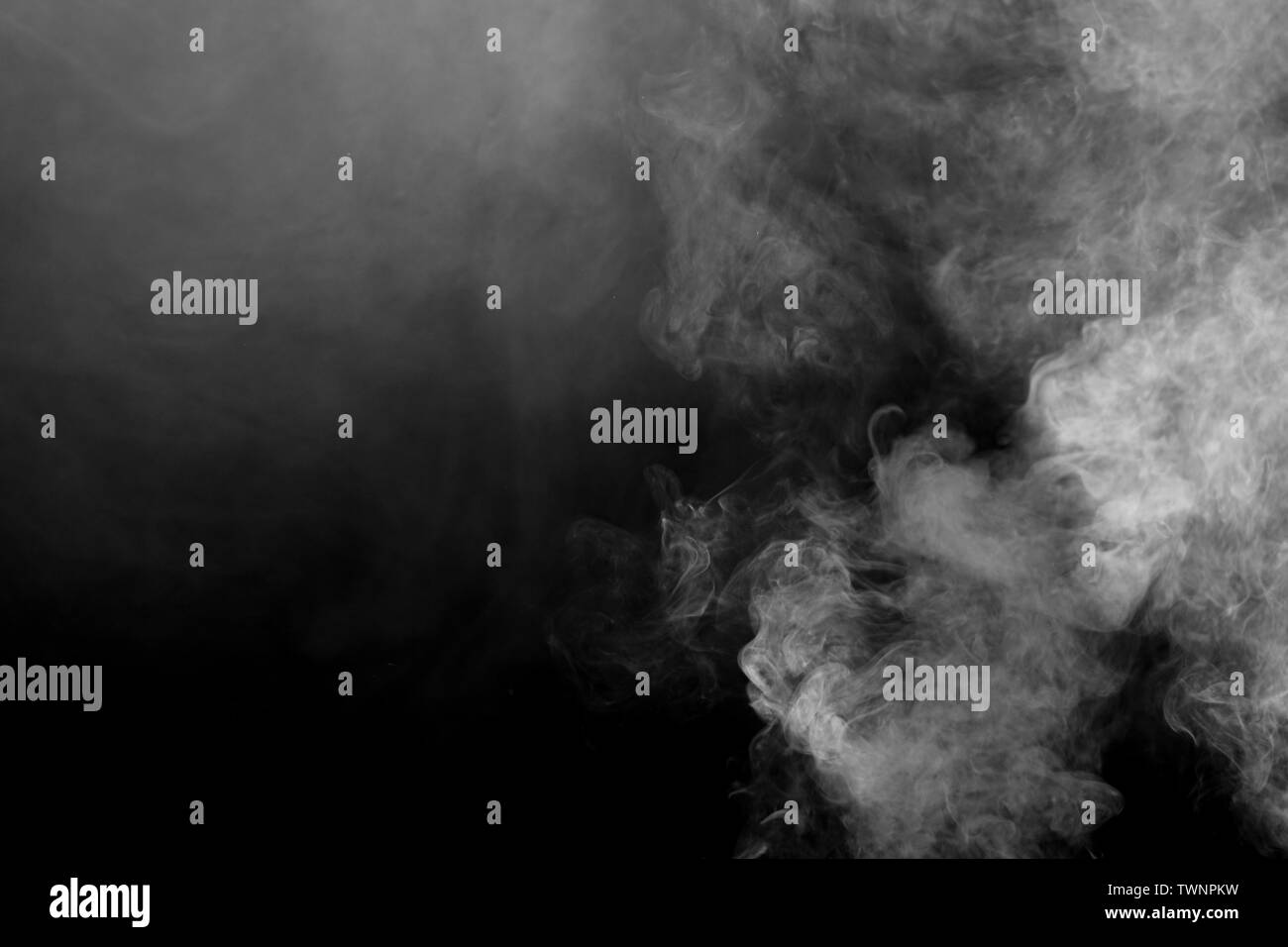 Coup de fumée blanche sur fond sombre. Banque D'Images