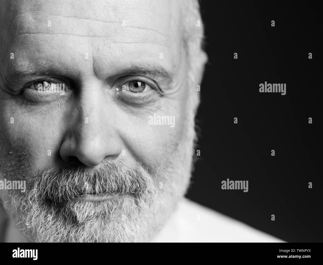 Portrait noir et blanc d'un certain homme mûr, Close up Banque D'Images