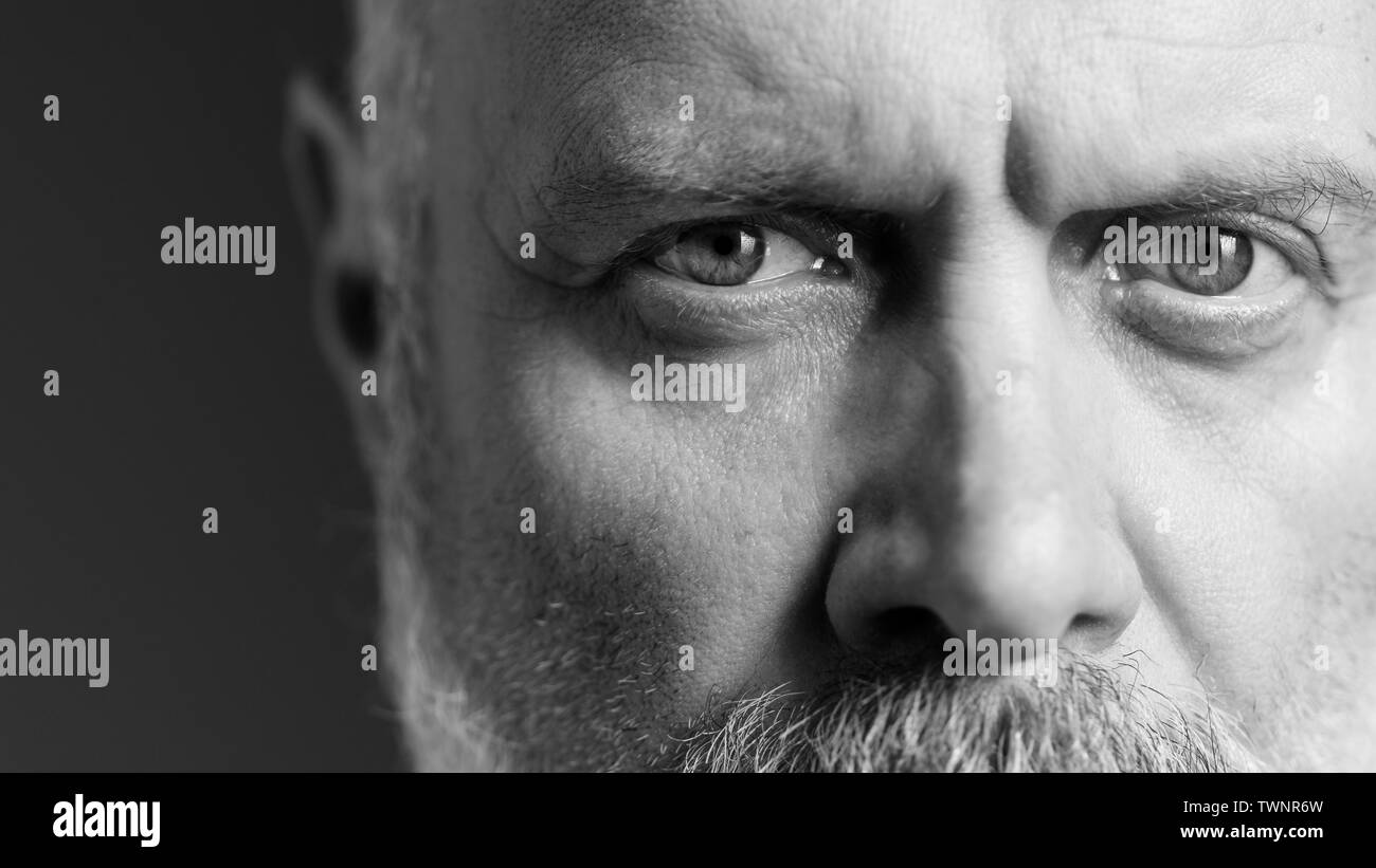 Portrait noir et blanc d'un certain homme mûr, Close up Banque D'Images