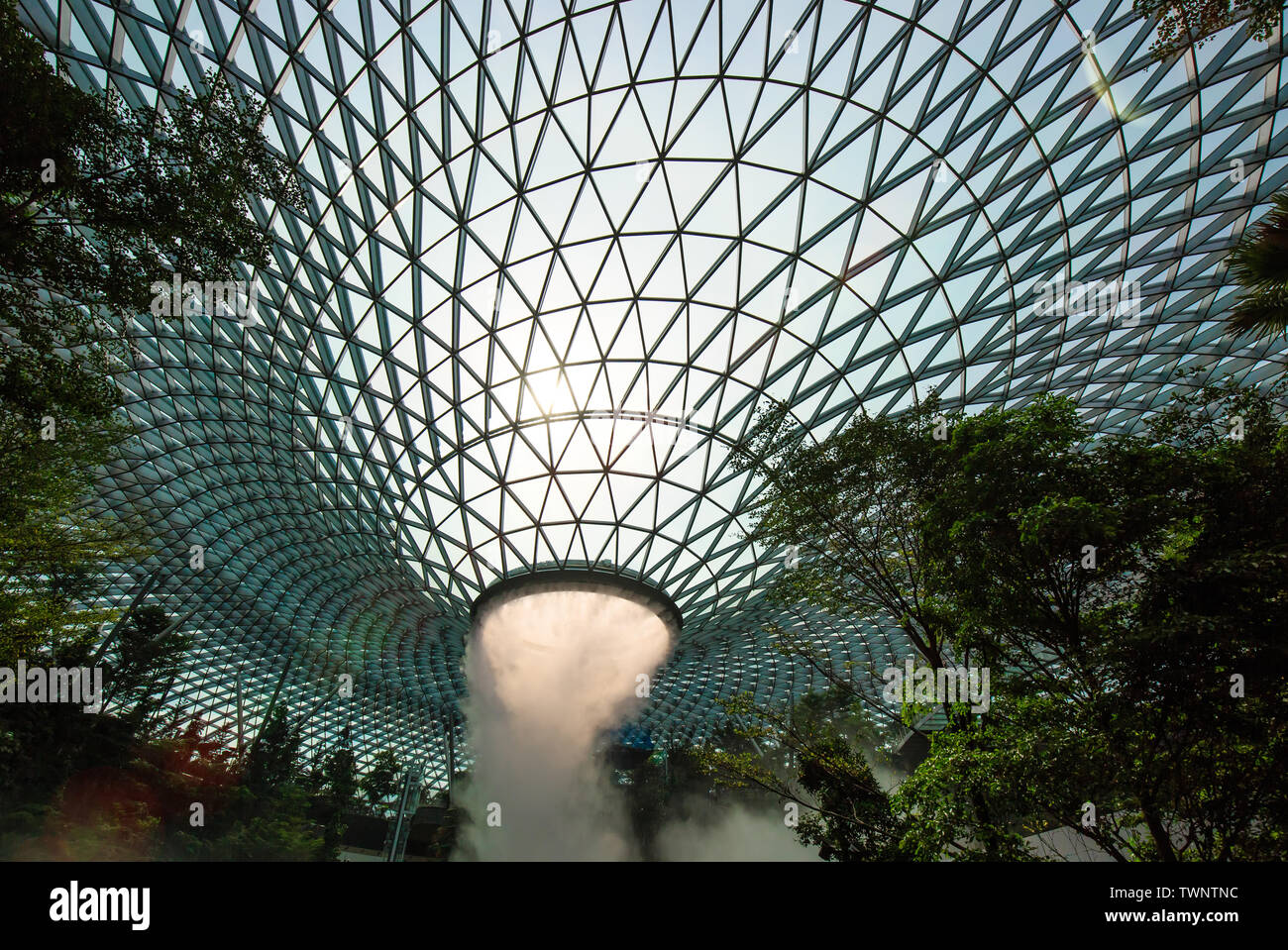 Singapour-20 Mai 2019 : cascade intérieure dans le nouveau joyau complexe à l'aéroport. Banque D'Images