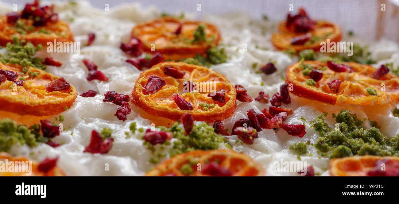 Dessert turc traditionnel : gullac ; avec des cacahuètes, des tranches d'orange séchées et graines de grenade séchées Banque D'Images