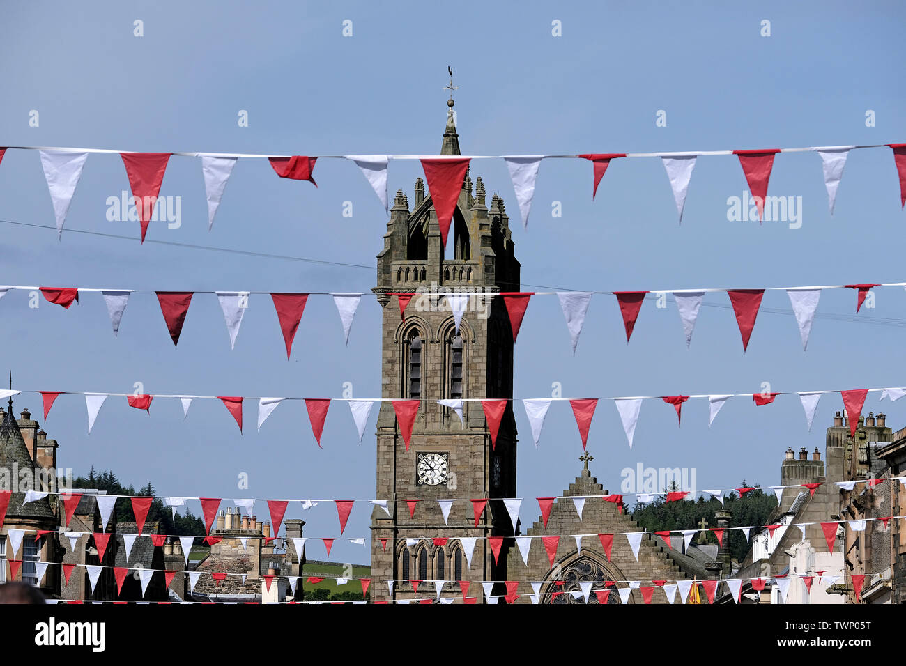 Peebles, Ecosse, Royaume-Uni. 22 Juin, 2019. Bowlish House samedi - cérémonie couronnant & grande procession PEEBLES Red Letter Day église paroissiale en pèlerin du matin comme l'azuré orne la rue. Le ChildrenÕs procession, Proclamation, cérémonie de couronnement, grand cortège, Cérémonie du Souvenir, en battant de la retraite. Le samedi est le point fort de la semaine pour toutes les personnes impliquées dans theÊBeltane. C'est ce que la Beltane Reine attend l'sheÊwas depuis cinq semaines d'abord dit qu'elle était auparavant à être l'être couronné. Crédit : Rob Gray/Alamy Live News Banque D'Images