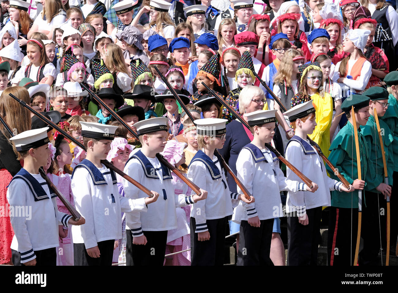 Peebles, Ecosse, Royaume-Uni. 22 Juin, 2019. Bowlish House samedi - cérémonie couronnant & grande procession PEEBLES Red Letter Day 500 enfants former jusqu'à l'église paroissiale d'avance sur la cérémonie de couronnement. Le samedi est le point fort de la semaine pour toutes les personnes impliquées dans theÊBeltane. C'est ce que la Beltane Reine attend l'sheÊwas depuis cinq semaines d'abord dit qu'elle était auparavant à être l'être couronné. Crédit : Rob Gray/Alamy Live News Banque D'Images