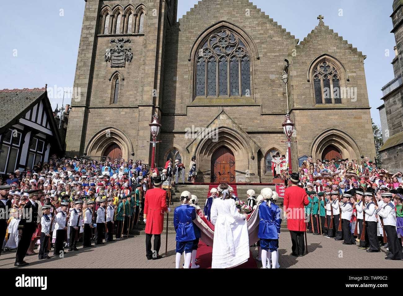 Peebles, Ecosse, Royaume-Uni. 22 Juin, 2019. Bowlish House samedi - cérémonie couronnant & grande procession PEEBLES Red Letter Day 500 enfants former jusqu'à l'église paroissiale d'avance sur la cérémonie de couronnement. Le samedi est le point fort de la semaine pour toutes les personnes impliquées dans theÊBeltane. C'est ce que la Beltane Reine attend l'sheÊwas depuis cinq semaines d'abord dit qu'elle était auparavant à être l'être couronné. Crédit : Rob Gray/Alamy Live News Banque D'Images