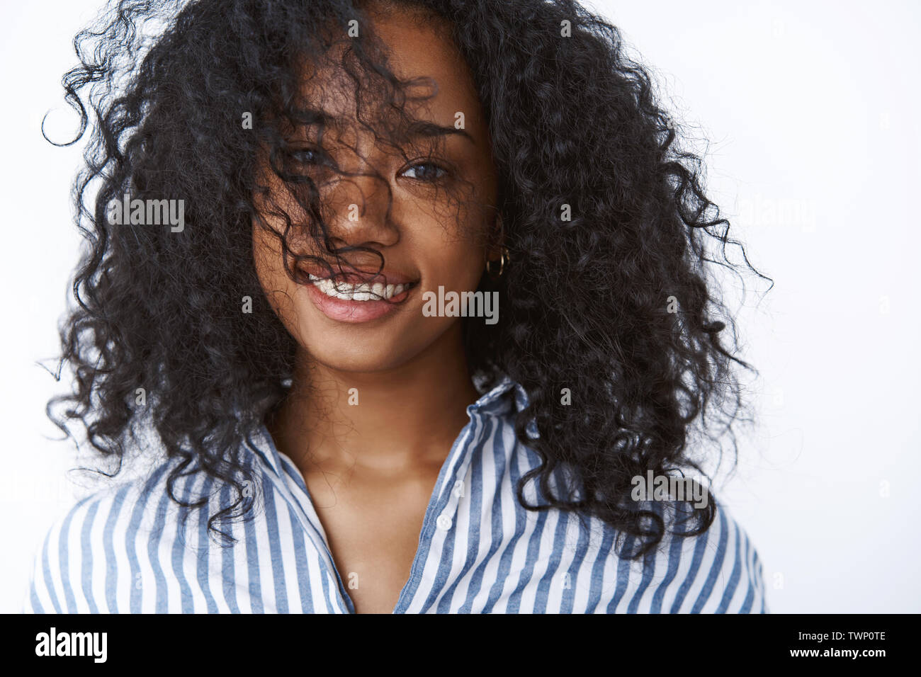 Baise une fille aux cheveux bouclés noirs Baise une fille aux cheveux bouclés noirs