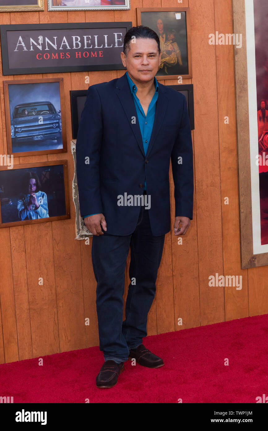 WESTWOOD, LOS ANGELES, CALIFORNIE, USA - 20 juin : Raymond Cruz arrive à la première de Los Angeles 'Annabelle' Warner Bros vient à la maison" s'est tenue au Regency Village Theatre le 20 juin 2019 à Westwood, Los Angeles, Californie, États-Unis. (Photo de Rudy Torres/Image Press Office) Banque D'Images