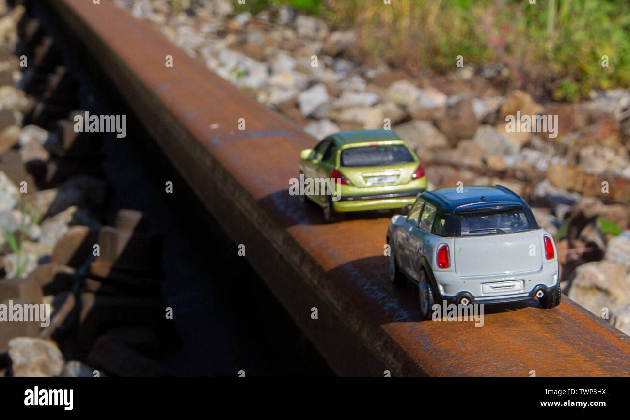 Enfants, jouets voiture coloré sur la route. Close up. - Image Banque D'Images