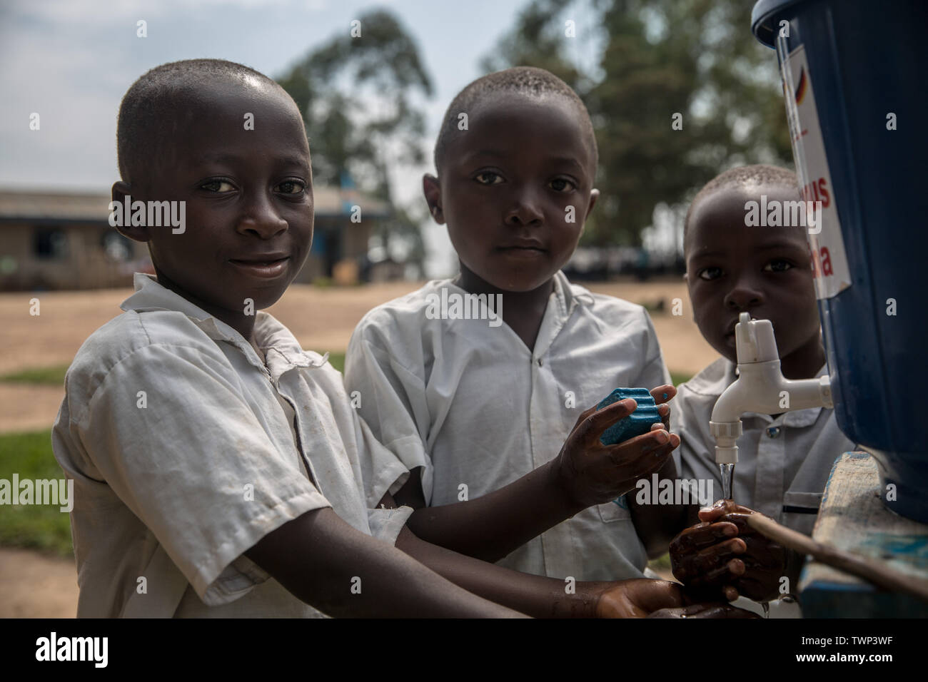 Beni, République démocratique du Congo. 13 Juin, 2019. Les enfants se lavent les mains avec de l'eau chlorée en école primaire dans le cadre d'une initiative de prévention visant à arrêter la propagation du virus Ebola à Beni.RDC traverse actuellement la deuxième plus grande épidémie d'Ebola dans l'histoire enregistrée, et la réponse est entravée par comme il est dans une zone de conflit actif. Plus de 1 400 personnes sont mortes depuis août 2018. Credit : Sally Hayden/SOPA Images/ZUMA/Alamy Fil Live News Banque D'Images