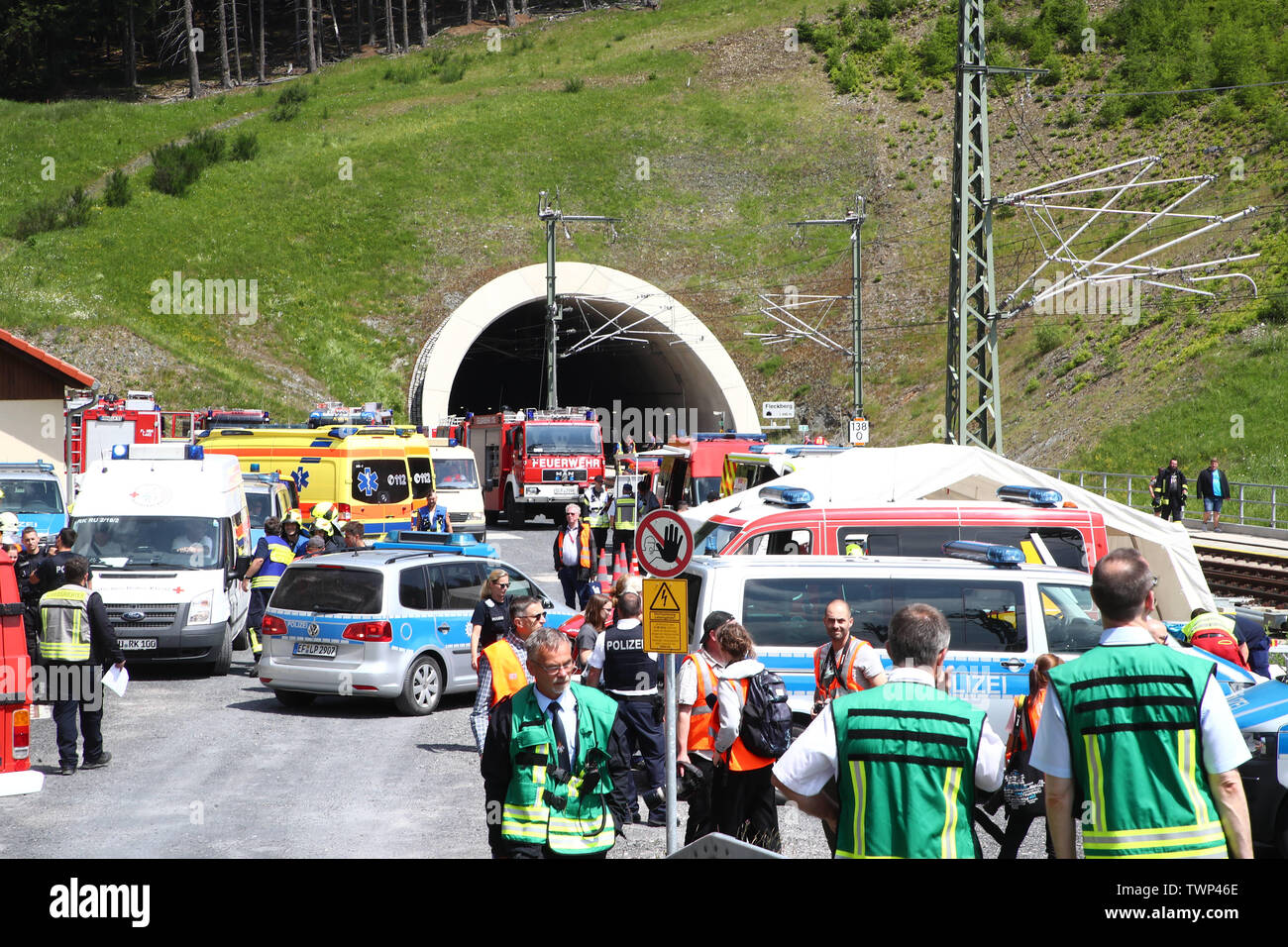 Goldisthal, Allemagne. 22 Juin, 2019. Le personnel d'urgence sont debout devant le Tunnel de Fleckberg au cours d'un exercice de sauvetage. Sur la ligne de glace, ils ont testé l'utilisation en cas d'urgence lorsqu'une GLACE occupé par 300 personnes s'arrête au milieu du tunnel après une manœuvre de freinage d'urgence et un feu de transformateur se développe en un incendie. Environ 1500 travailleurs de sauvetage, extras et pasteurs ont été directement impliqués dans la mission de l'exercice. Credit : Bodo Schackow Zentralbild-/dpa/dpa/Alamy Live News Banque D'Images