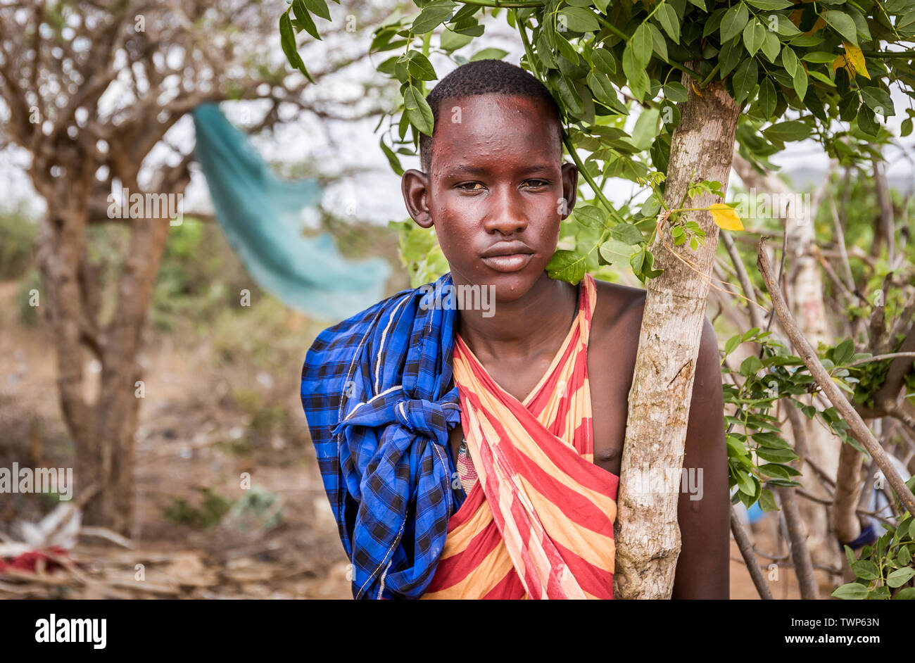 VILLAGE MASAI, KENYA - 11 octobre 2018 : Unindentified african boy portant des vêtements traditionnels en tribu Masai, Kenya Banque D'Images