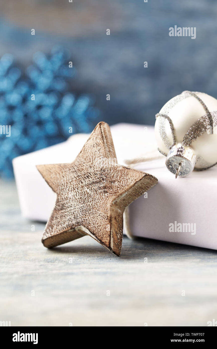 L'étoile de Noël en bois, argent et boule de Noël. Décoration de Noël 