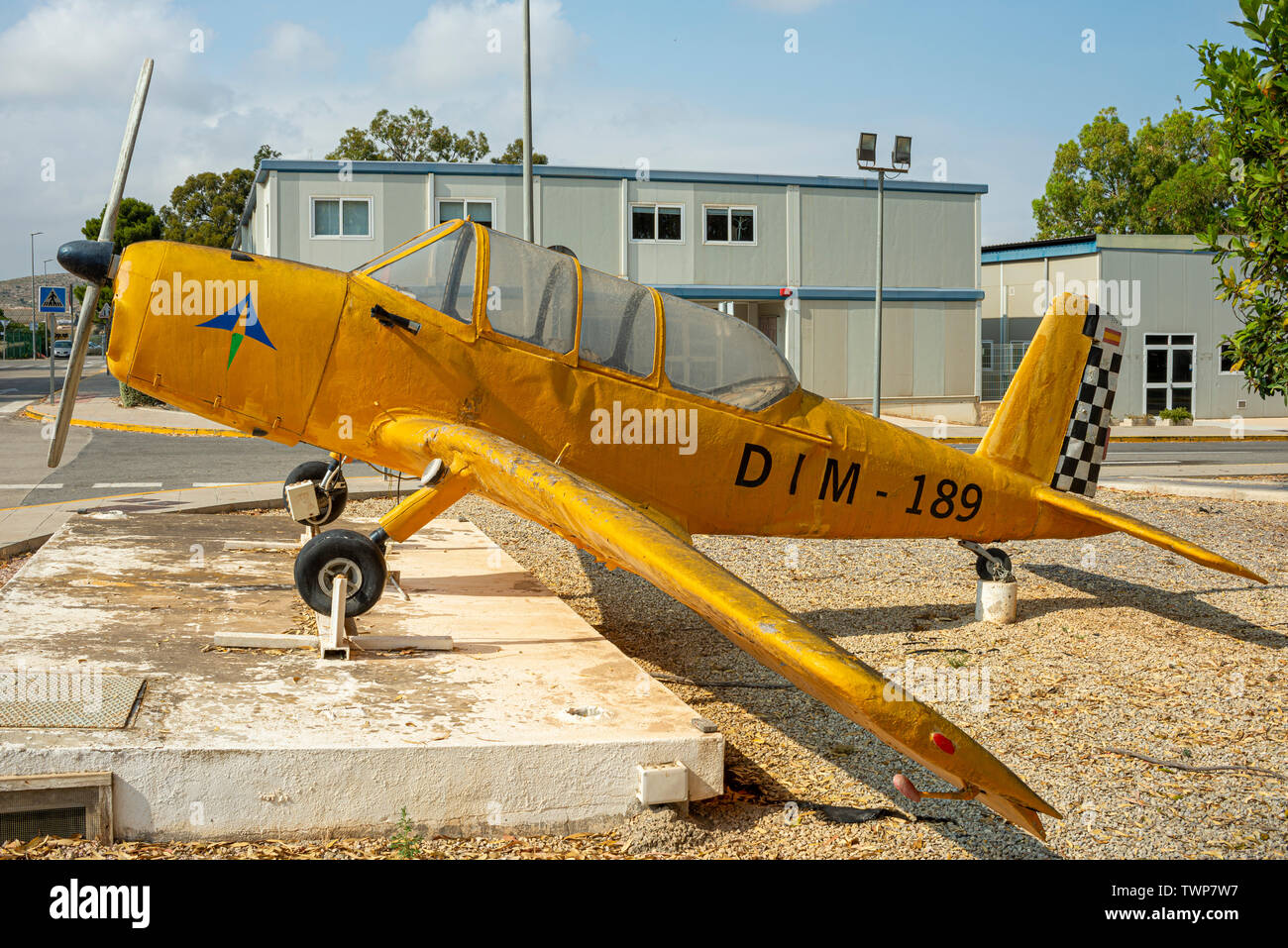 AISA I-115 Garrapata (tick) E.9-189 série (faux reg DIM-189) sur l'affichage public en dehors de l'aéroport d'Alicante, Espagne, Europe. L'Espagnol de formateur principal avion Banque D'Images