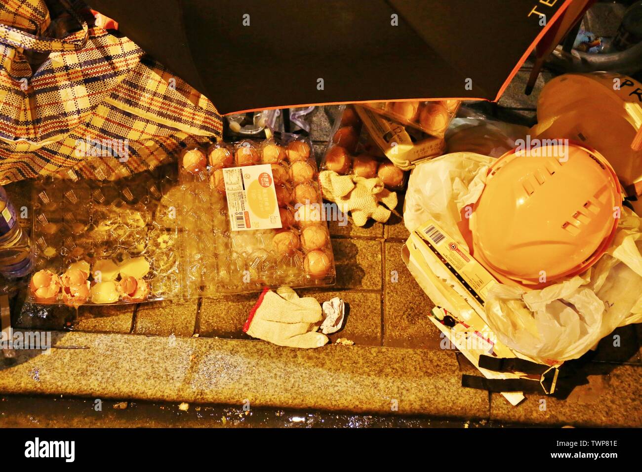 Hong Kong, Chine - 22 juin, 2019. Bloc de manifestants de la police et demander la libération des manifestants arrêtés lors d'une manifestation. Les façades de l'AC de la police sont pleins d'œufs lancés par les manifestants. Gonzales : Crédit Photo/Alamy Live News Banque D'Images