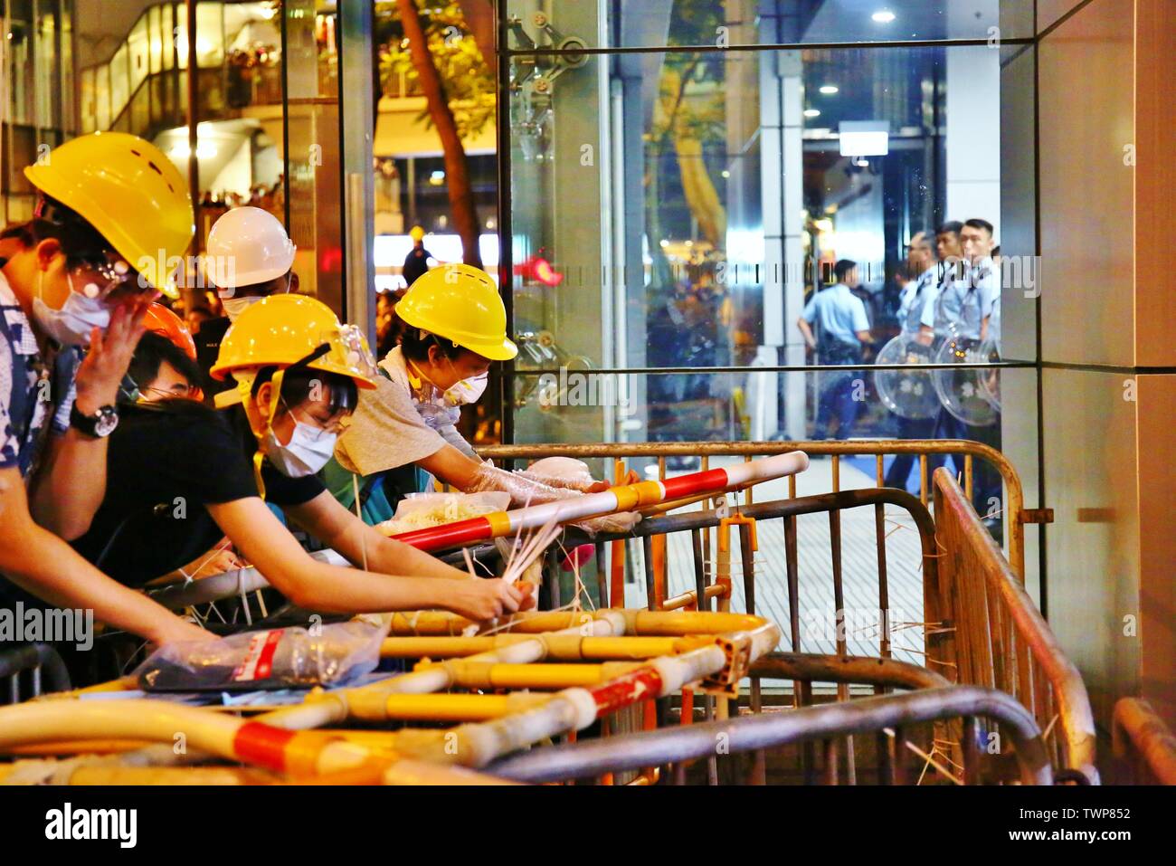 Hong Kong, Chine - Juin 21th, 2019. Bloc de manifestants de la police et demander la libération des manifestants arrêtés lors d'une manifestation. Les protestataires exigent également que chef de la carrie Lam à l'étape vers le bas. Gonzales : Crédit Photo/Alamy Live News Banque D'Images