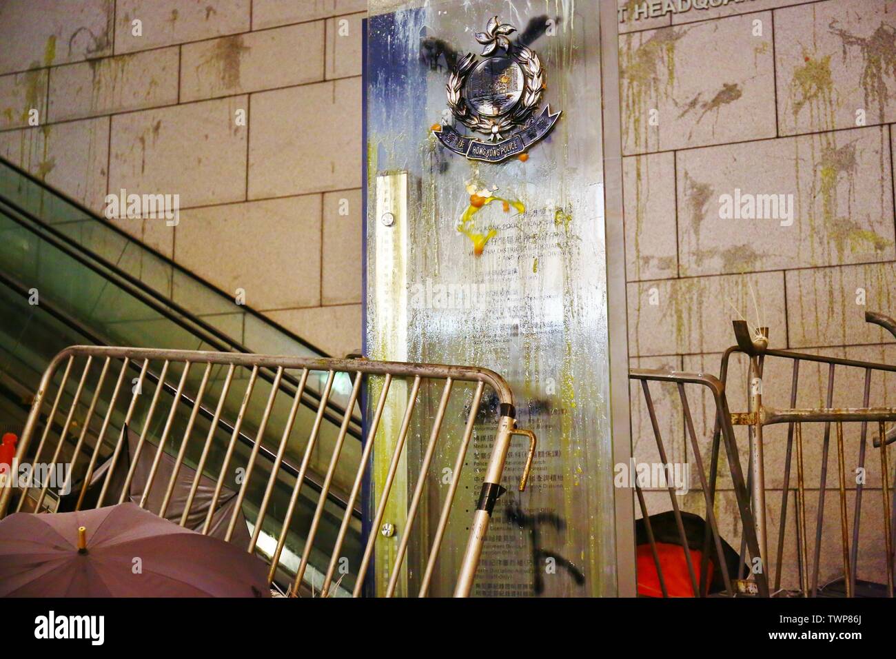 Hong Kong, Chine - Juin 21th, 2019. Bloc de manifestants de la police et demander la libération des manifestants arrêtés lors d'une manifestation. Les façades de l'AC de la police sont pleins d'œufs lancés par les manifestants. Gonzales : Crédit Photo/Alamy Live News Banque D'Images