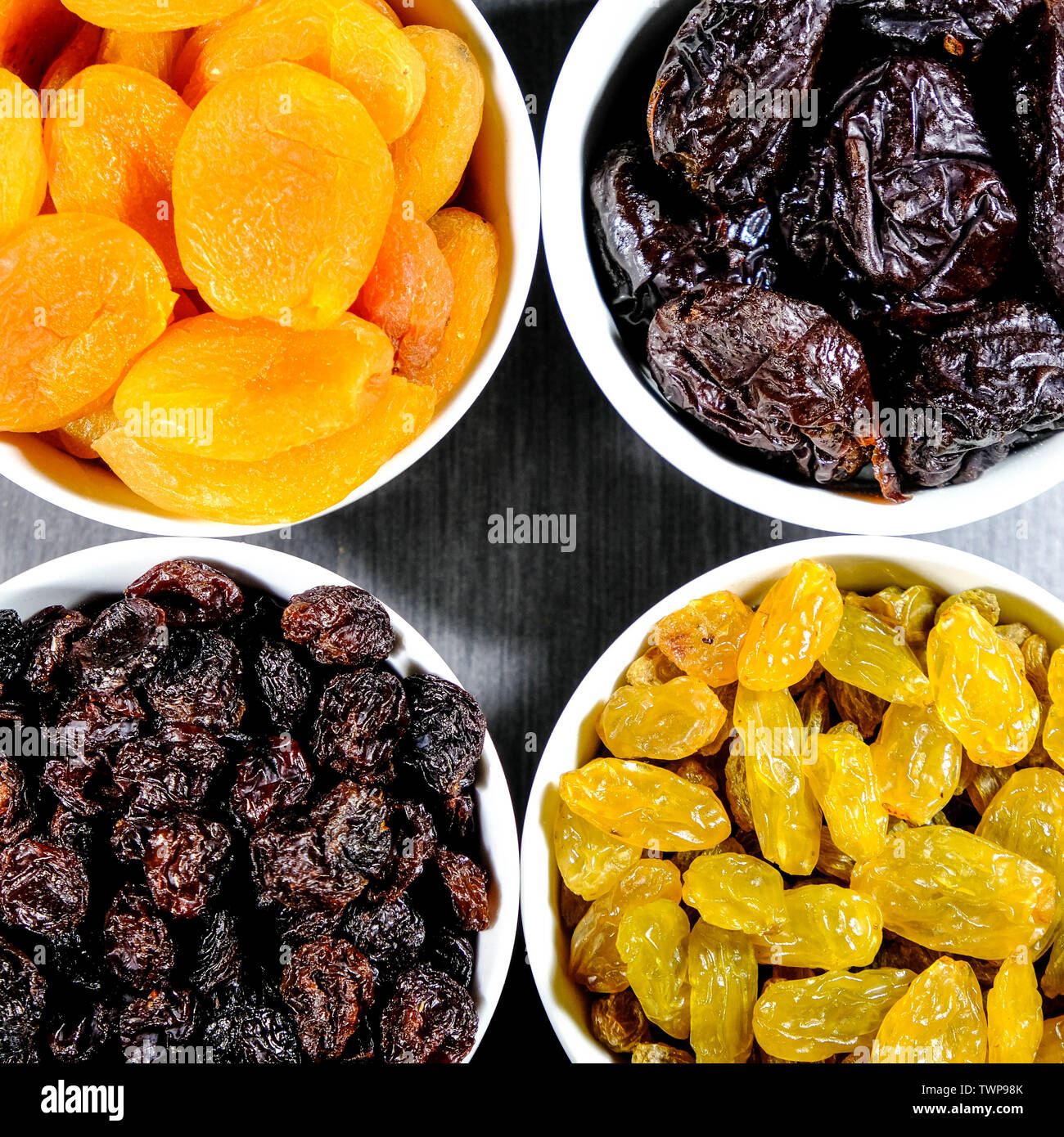 Sélection de Fruits Secs abricots sains doux, pruneaux, raisins secs sultanines et en regardant vers le bas avec des bols blanc Pas de personnes Banque D'Images