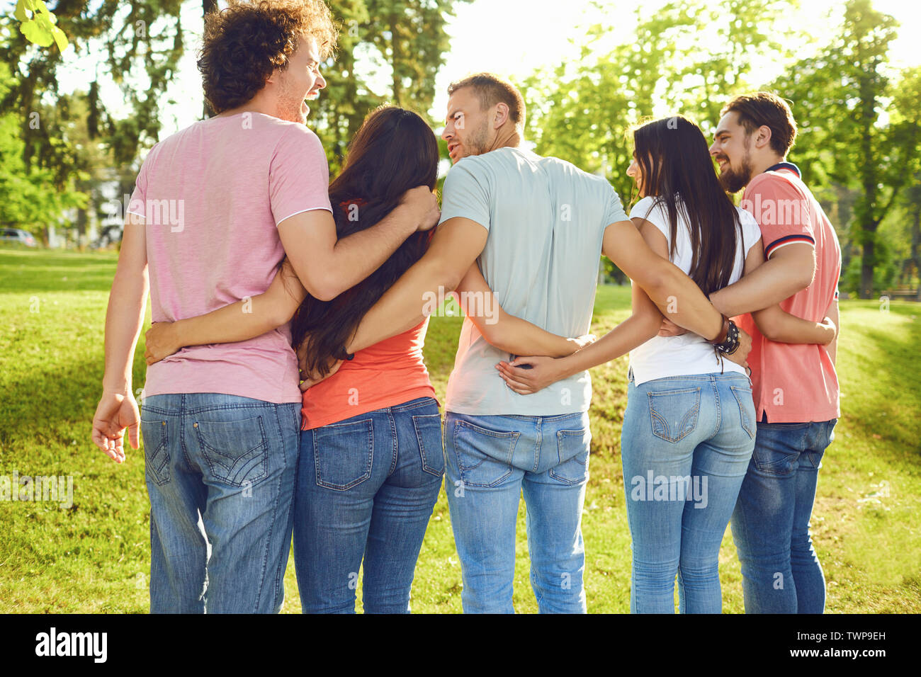 Les jeunes hug dans le parc de la nature. Vue arrière. Banque D'Images