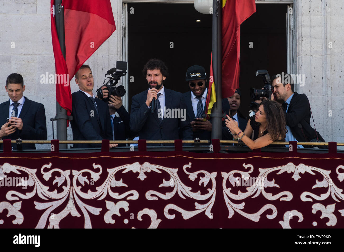 Madrid, Espagne. 22 Juin, 2019. Joueur de basket-ball du Real Madrid Sergio Llull (M) s'exprimant sur le balcon de l'Hôtel de ville de Madrid pendant la célébration avec leurs fans pour la victoire dans la ligue de basket-ball espagnol 'Liga Endesa'. Real Madrid Barcelone défait (68-74) Lassa dans le quatrième match de la série finale remporté leur 35e titre. Credit : Marcos del Mazo/Alamy Live News Banque D'Images