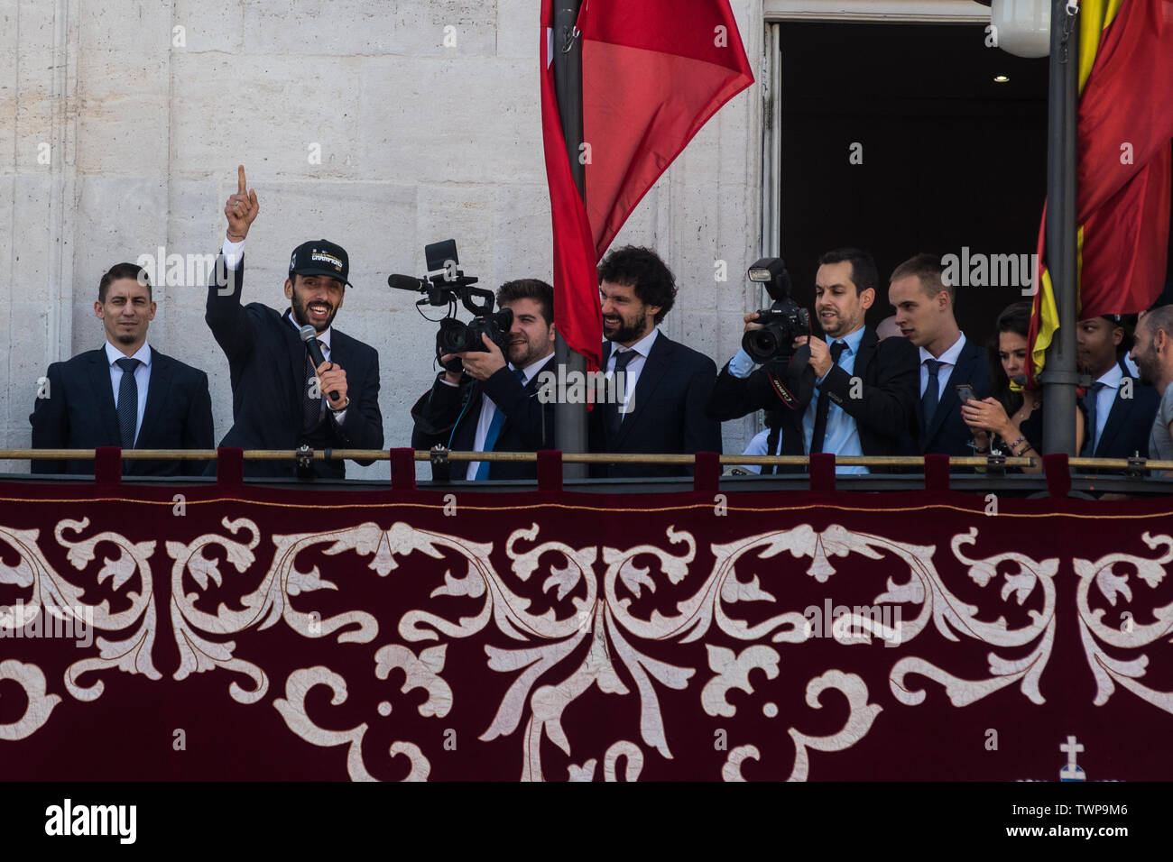 Madrid, Espagne. 22 Juin, 2019. Joueur de basket-ball du Real Madrid Facundo Campazzo (2R) s'exprimant sur le balcon de l'Hôtel de ville de Madrid pendant la célébration avec leurs fans pour la victoire dans la ligue de basket-ball espagnol 'Liga Endesa'. Real Madrid Barcelone défait (68-74) Lassa dans le quatrième match de la série finale remporté leur 35e titre. Credit : Marcos del Mazo/Alamy Live News Banque D'Images