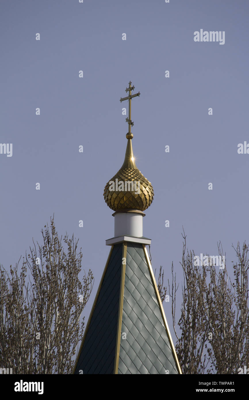 Dôme de l'église orthodoxe d'une croix sur un fond du ciel. Banque D'Images