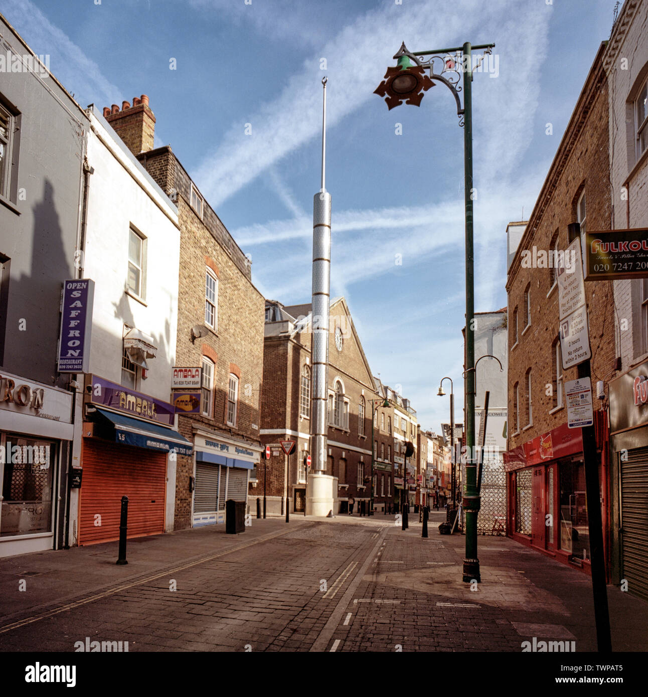 2009, Brick Lane, Spitalfields, très tôt le matin à la scène vers le nouveau minaret érigé sur l'ancienne église huguenote maintenant une mosquée Banque D'Images