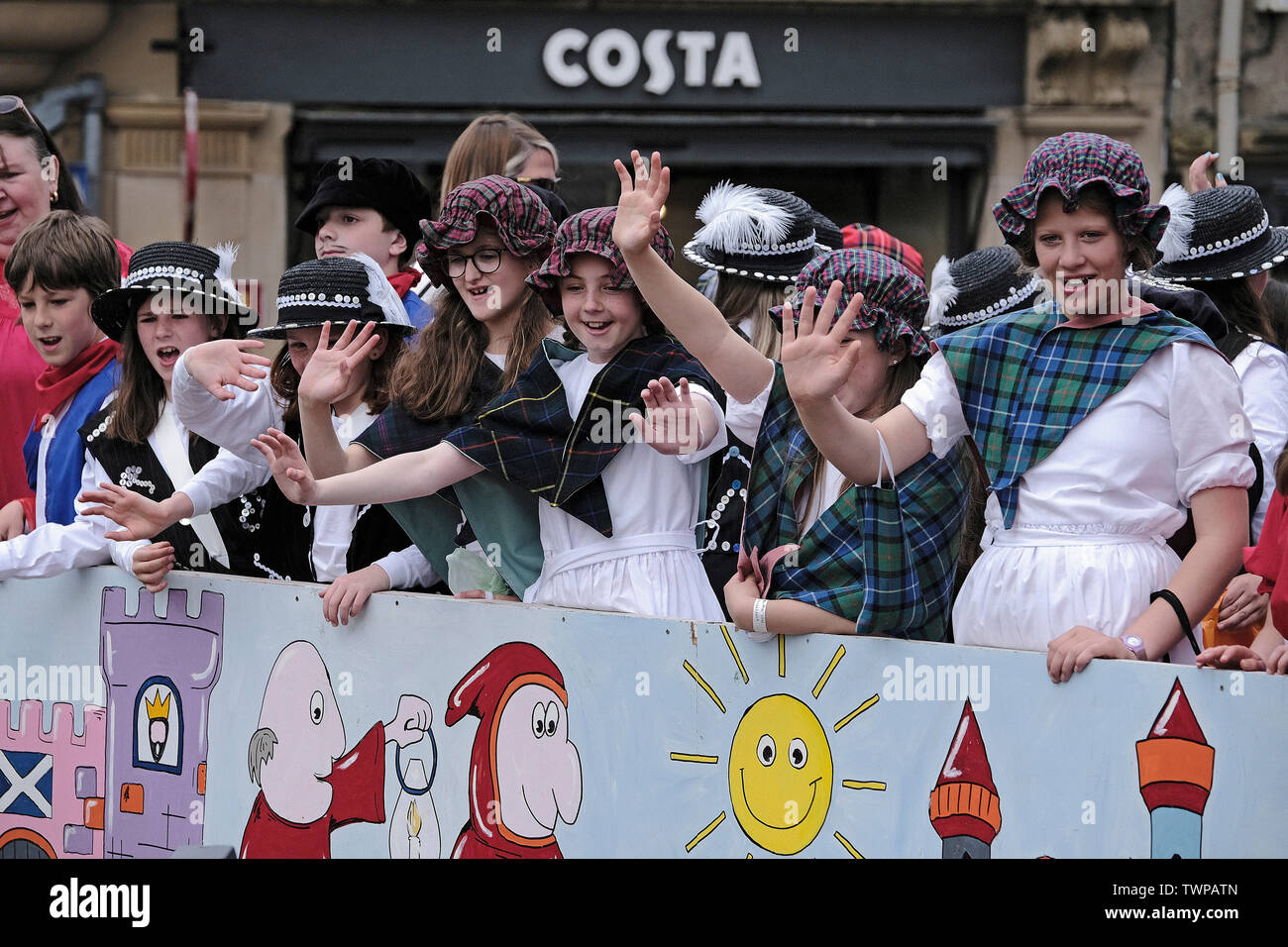 PEEBLES, Ecosse, UK . 22.Jun.2019 : Beltane samedi - cérémonie couronnant & grande procession PEEBLES Red Letter Day Plus de 700 enfants de la cérémonie le matin sur chars décorés et conduit le tour de la ville à des acclamations et des dons de bonbons. Le samedi est le point fort de la semaine pour toutes les personnes impliquées dans theÊBeltane. C'est ce que la Beltane Reine attend l'sheÊwas depuis cinq semaines d'abord dit qu'elle était auparavant à être l'être couronné.Ê Ce Ôbig dayÕ est le couronnement de la Vierge, mais la plupart de tout cela theÊ Ôbig dayÕ est pour les centaines d'écoliers qui ont été donner Banque D'Images