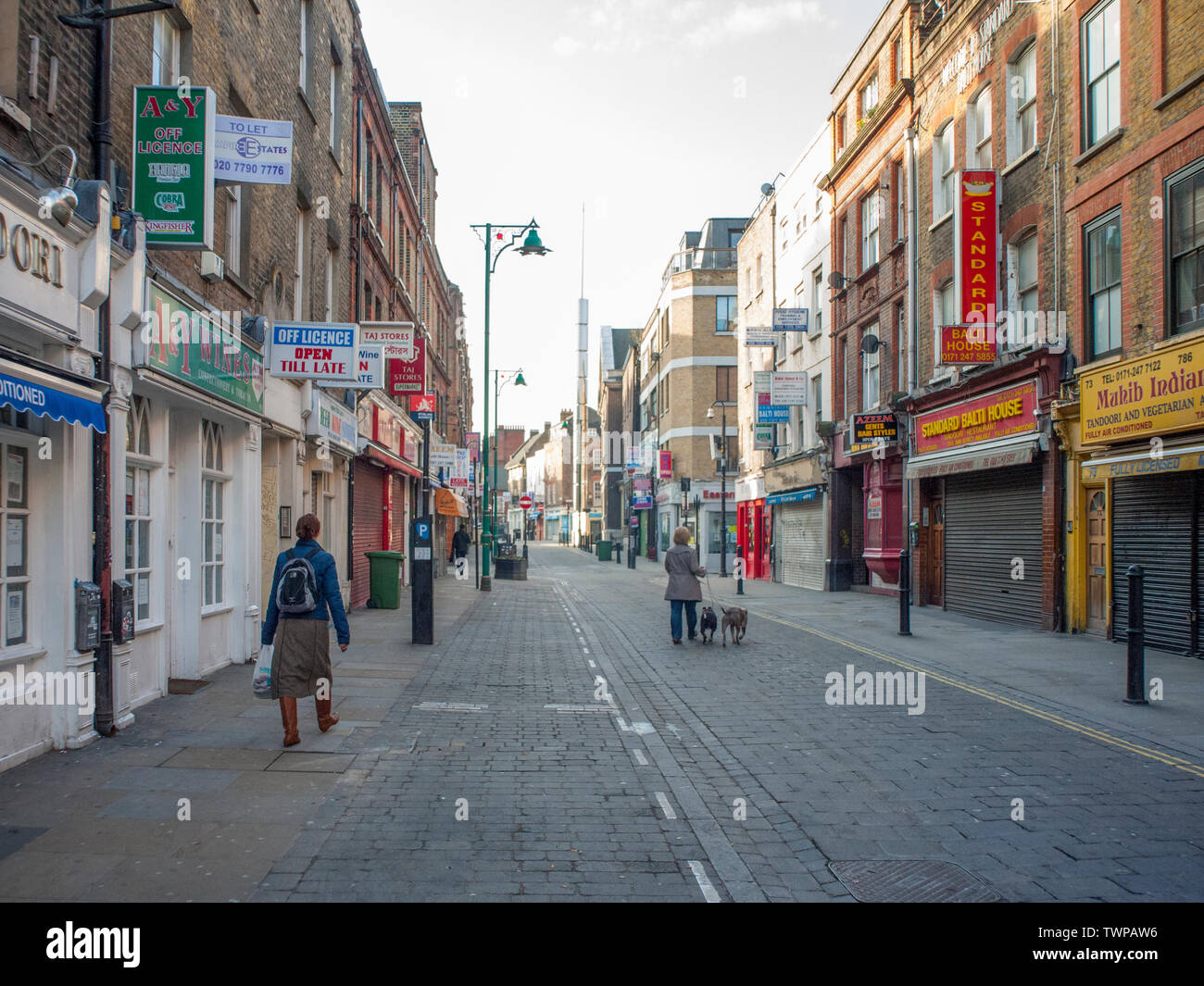 2009, Brick Lane, Spitalfields, très tôt le matin à la scène vers le nouveau minaret érigé sur l'ancienne église huguenote maintenant une mosquée Banque D'Images