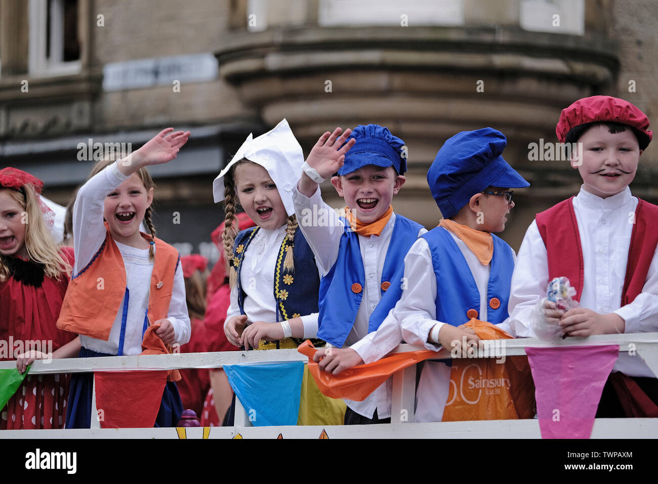 PEEBLES, Ecosse, UK . 22.Jun.2019 : Beltane samedi - cérémonie couronnant & grande procession PEEBLES Red Letter Day Plus de 700 enfants de la cérémonie le matin sur chars décorés et conduit le tour de la ville à des acclamations et des dons de bonbons. Le samedi est le point fort de la semaine pour toutes les personnes impliquées dans theÊBeltane. C'est ce que la Beltane Reine attend l'sheÊwas depuis cinq semaines d'abord dit qu'elle était auparavant à être l'être couronné.Ê Ce Ôbig dayÕ est le couronnement de la Vierge, mais la plupart de tout cela theÊ Ôbig dayÕ est pour les centaines d'écoliers qui ont été donner Banque D'Images