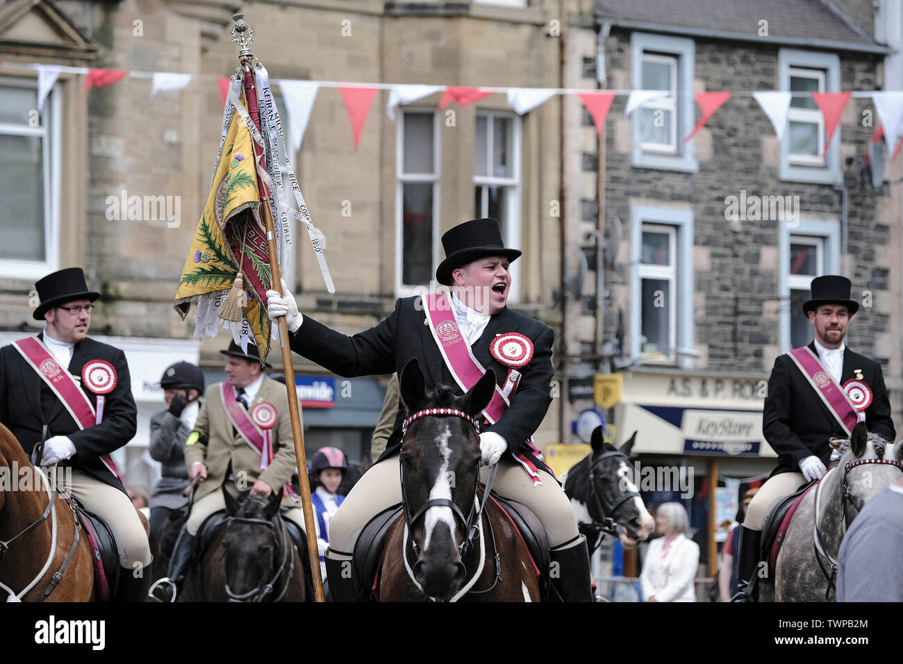 PEEBLES, Ecosse, UK . 22.Jun.2019 : Beltane samedi - cérémonie couronnant & grande procession PEEBLES RED LETTER DAY Cornet Andrew Napier dirige le matin rideout en avant de la grande procession, plus de 700 enfants de la cérémonie le matin sur chars décorés et conduit le tour de la ville à des acclamations et des dons de bonbons. Le samedi est le point fort de la semaine pour toutes les personnes impliquées dans theÊBeltane. C'est ce que la Beltane Reine attend l'sheÊwas depuis cinq semaines d'abord dit qu'elle était auparavant à être l'être couronné.Ê Ce Ôbig dayÕ est le couronnement de la Vierge, mais la plupart de tous les Banque D'Images